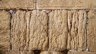 "رسائل الأمنيات" في حائط البراق في القدس 