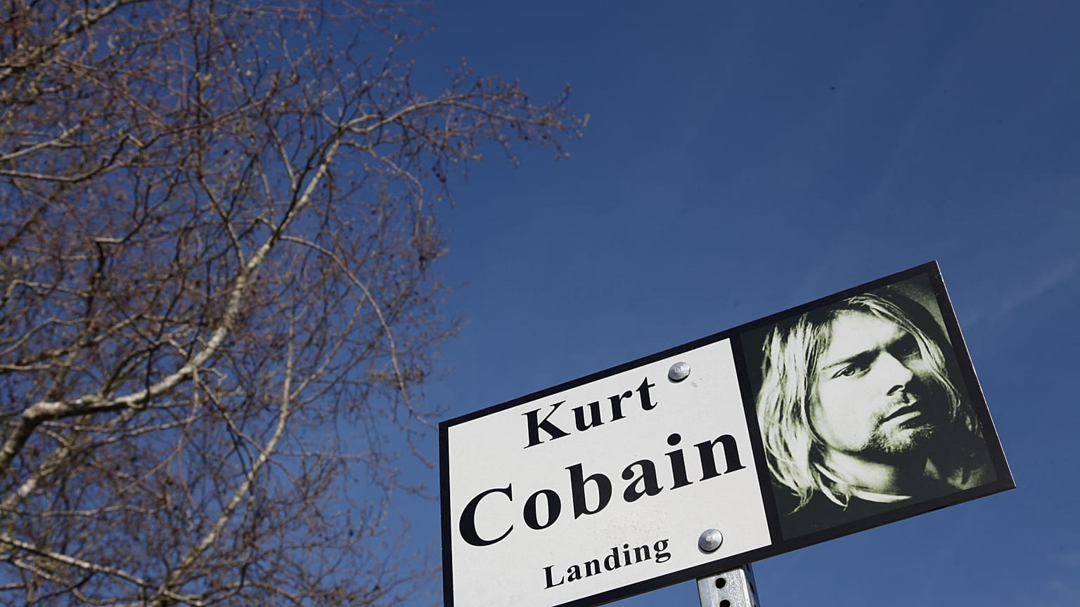 Schild mit einer Abbildung des verstorbenen Nirvana-Sängers Kurt Cobain