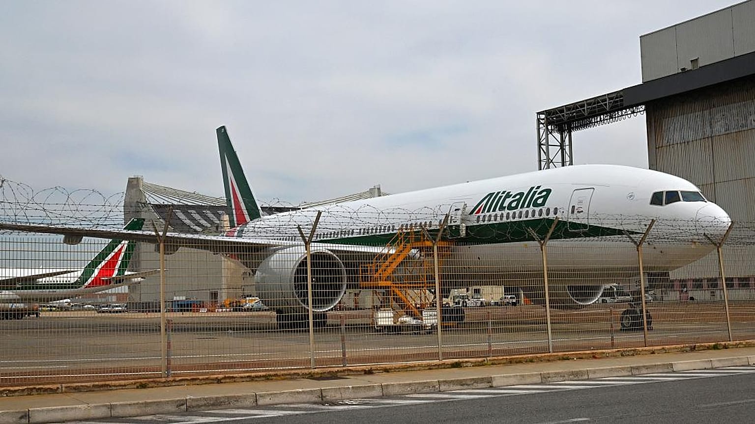 Archivo. Un avión de Alitalia en el aeropuerto de Roma Fiumicino.