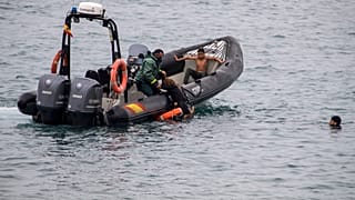 صورة  من الارشيف -  إنقاذ أشخاص يحاولون الوصول إلى الأراضي الإسبانية المجاورة للحدود المغربية والإسبانية، في جيب سبتة الإسبانية  18  آيار / مايو 2021