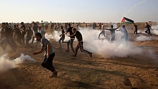 القوات الإسرائيلية تطلق الرصاص الحي والمطاطي والغاز المسيل للدموع على متظاهرين فلسطينيين شرق خان يونس ، جنوب قطاع غزة. 2021/08/25