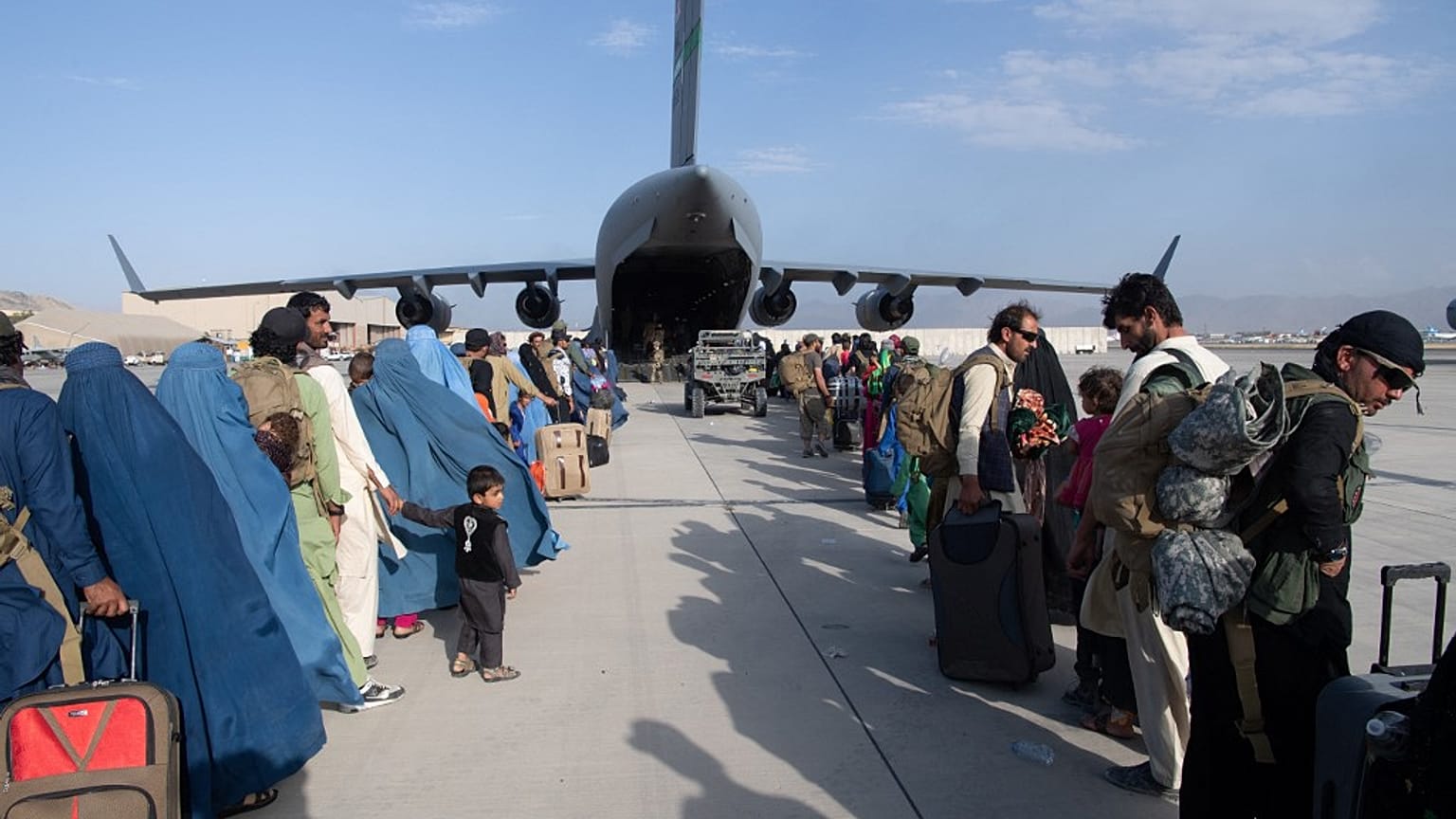 Civils afghans quittant leur pays depuis l'aéroport de Kaboul, le 24/08/2021 - photo fournie par l'armée américaine