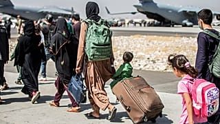 Romlik a helyzet, terrorveszély a kabuli repülőtérnél