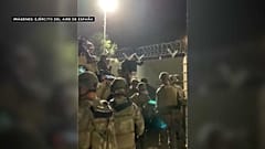 Militares españoles esperan a un grupo de afganos en las pistas del aeropuerto de Kabul.