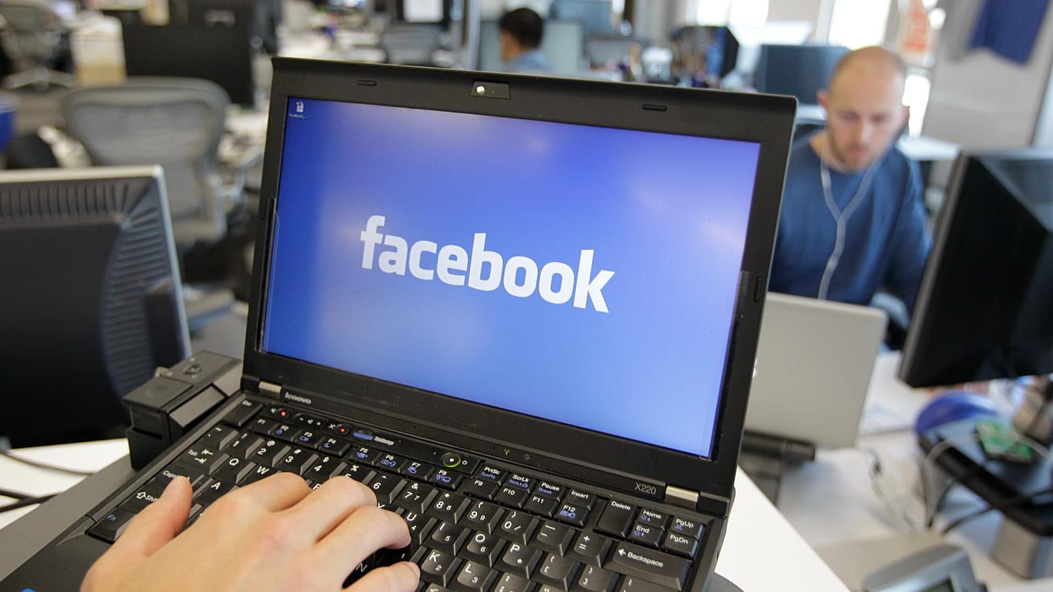 صورة تُظهر منظرًا داخليًا لمقر فيسبوك في مينلو بارك، كاليفورنيا، الولايات المتحدة، 8 فبراير 2012
