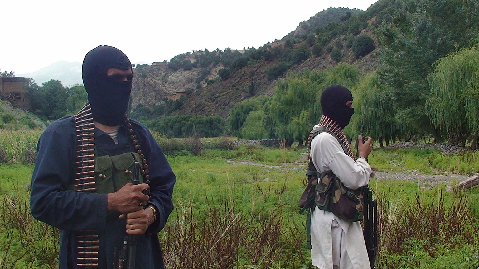 Pakistan'ın Veziristan bölgesinde silahlı militanlar (arşiv)