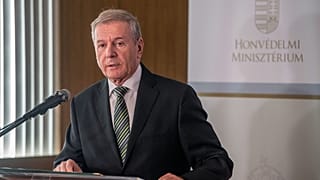 Benkő Tibor honvédelmi miniszter az afganisztáni kimenekítéssel kapcsolatban tartott rendkívüli sajtótájékoztatón a Honvédelmi Minisztériumban 2021. augusztus 26-án