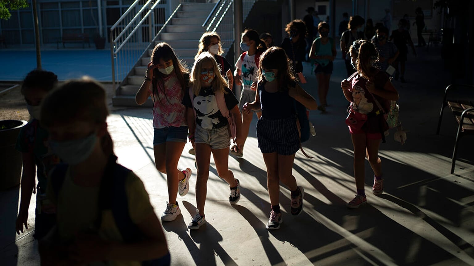 Alumnos llegando al colegio durante la pandemia