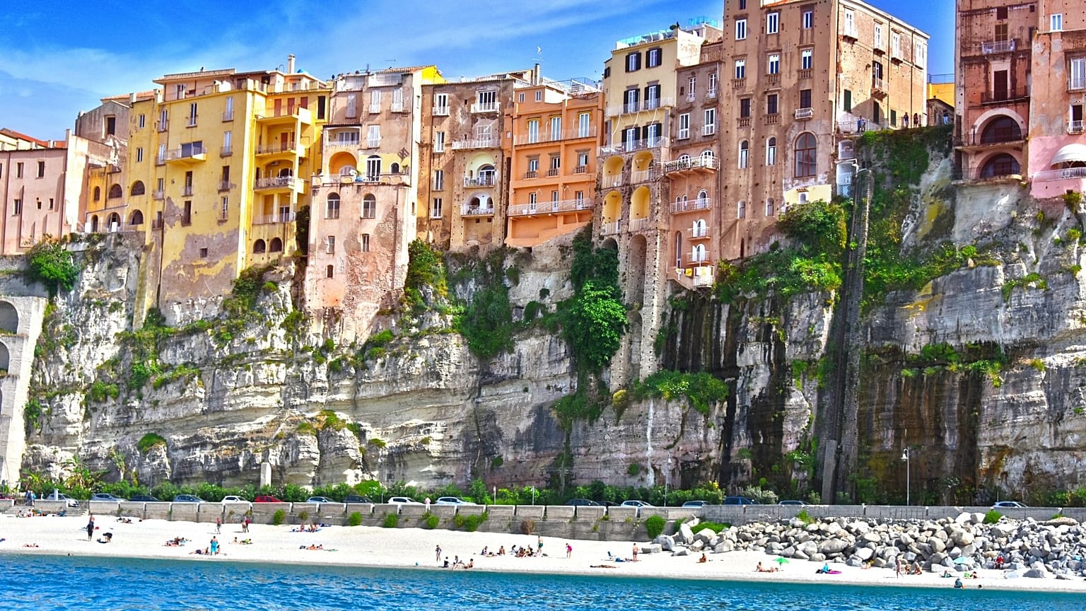 Successful applicants relocating to Calabria, Italy could receive up to €8000 a year