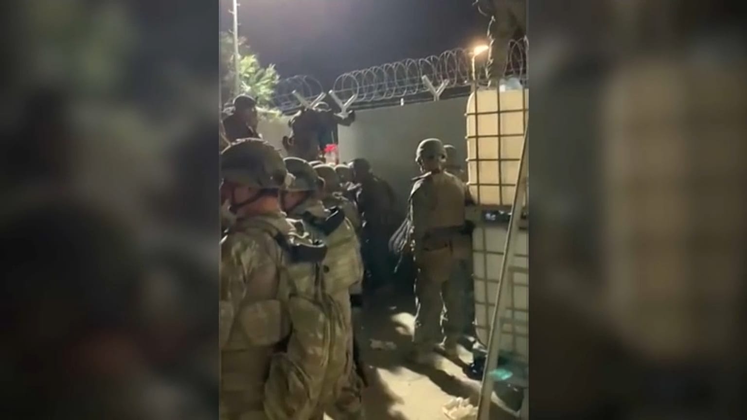 Si intravede un indumento rosso all'entrata dell'aeroporto di Kabul durante le operazioni di evacuazione.