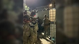Si intravede un indumento rosso all'entrata dell'aeroporto di Kabul durante le operazioni di evacuazione.