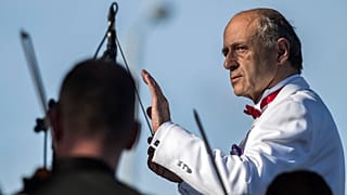 El famoso director de orquesta Iván Fischer recibe la tercera dosis mientras dirigía a los músicos