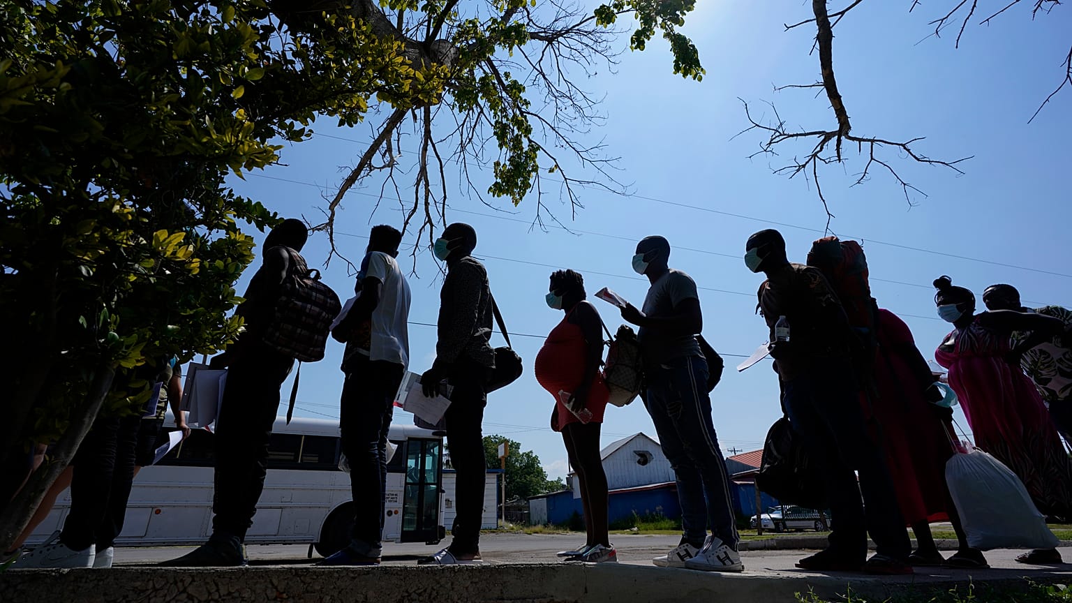 En esta foto de archivo del 16 de junio de 2021, los migrantes hacen cola en un centro de descanso después de cruzar la frontera entre Estados Unidos y México 
