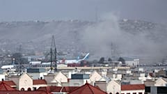 De la fumée s'élevant au-dessus de l'aéroport de Kaboul, après l'explosion qui s'est produite le 26 août 2021.