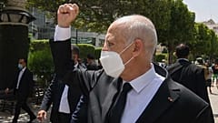 الرئيس التونسي قيس سعيد قبضته أمام المارة أثناء تجواله على طول شارع بورقيبة في تونس العاصمة، الأحد 1 أغسطس 2021