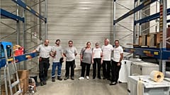 La enfermera alemana Sarah Branse y sus ayudantes en el almacén utilizado por la organización de ayuda.