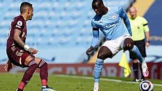 بنجامان مندي لاعب مانشستر سيتي ، يمينًا ، خلال مباراة كرة القدم في الدوري الإنجليزي الممتاز بين مانشستر سيتي ولييدز يونايتد في ملعب الاتحاد. 2021/04/10 