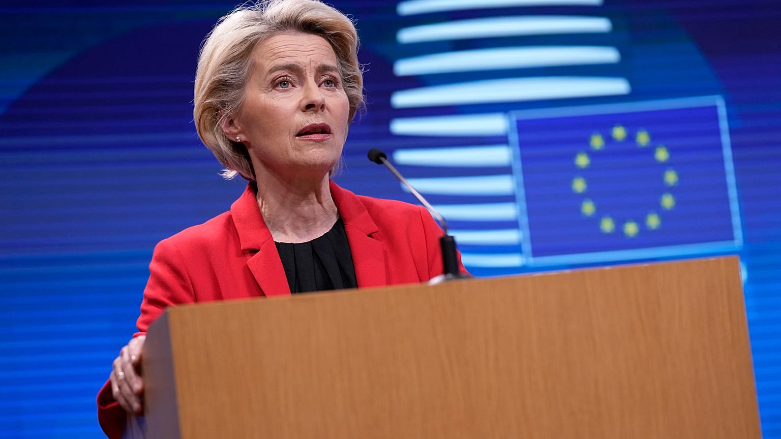 la presidenta de la Comisión Europea, Ursula von der Leyen, condenó los "ataques cobardes e inhumanos" y subrayó que es "fundamental garantizar la seguridad en el aeropuerto".