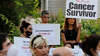مرضى السرطان يحملون لافتات خلال اعتصام احتجاجا على نقص الأدوية وسط الأزمة الاقتصادية الحادة في لبنان أمام مقر الأمم المتحدة في بيروت ، لبنان ، الخميس 26 أغسطس