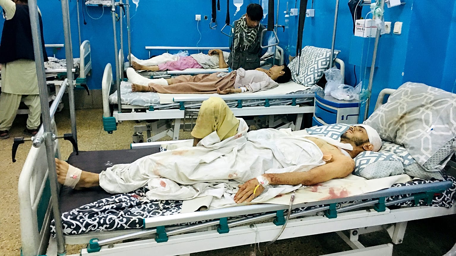 Los heridos yacen en las camas de un hospital después de un ataque mortal a las afueras del aeropuerto en Kabul, Afganistán, el jueves 26 de agosto de 2021.