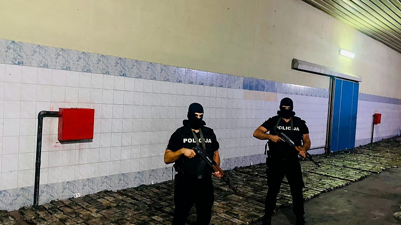 صورة نشرتها شرطة مونتينيغرو لما قالت إنه أكثر من طن من الكوكايين مخبأ في شحنة من الموز، 27 أغسطس 2021