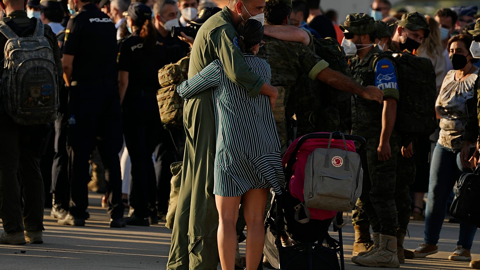 Un soldado español abraza a una mujer tras la llegada del avión procedente de Afganistán A la base militar de Torrejón de Ardoz en Madrid, el 27 de agosto de 2021.