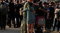 Un soldado español abraza a una mujer tras la llegada del avión procedente de Afganistán A la base militar de Torrejón de Ardoz en Madrid, el 27 de agosto de 2021.