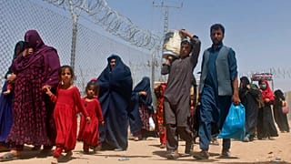 بحران افغانستان؛ صدها خانواده افغان از مرز چمن وارد پاکستان شدند