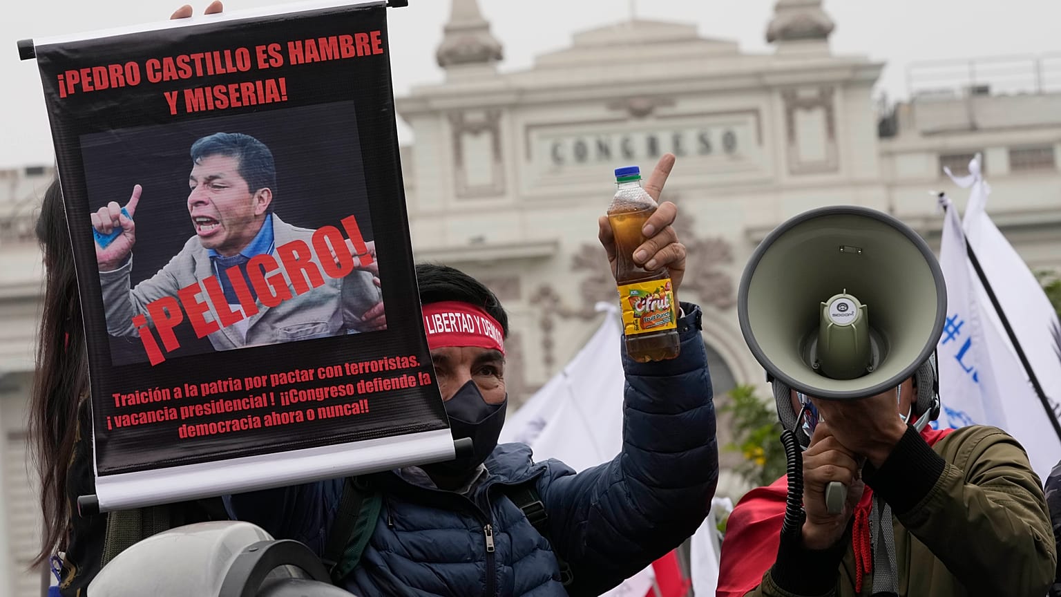 Protest gegen die neue Regierung von Pedro Castillo vor dem Parlament in Lima