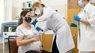 Nagy Ágota reumatológus főorvos beolt egy várandós nőt a német-amerikai fejlesztésű Pfizer-BioNTech koronavírus elleni oltóanyaggal a nyíregyházi kórházban