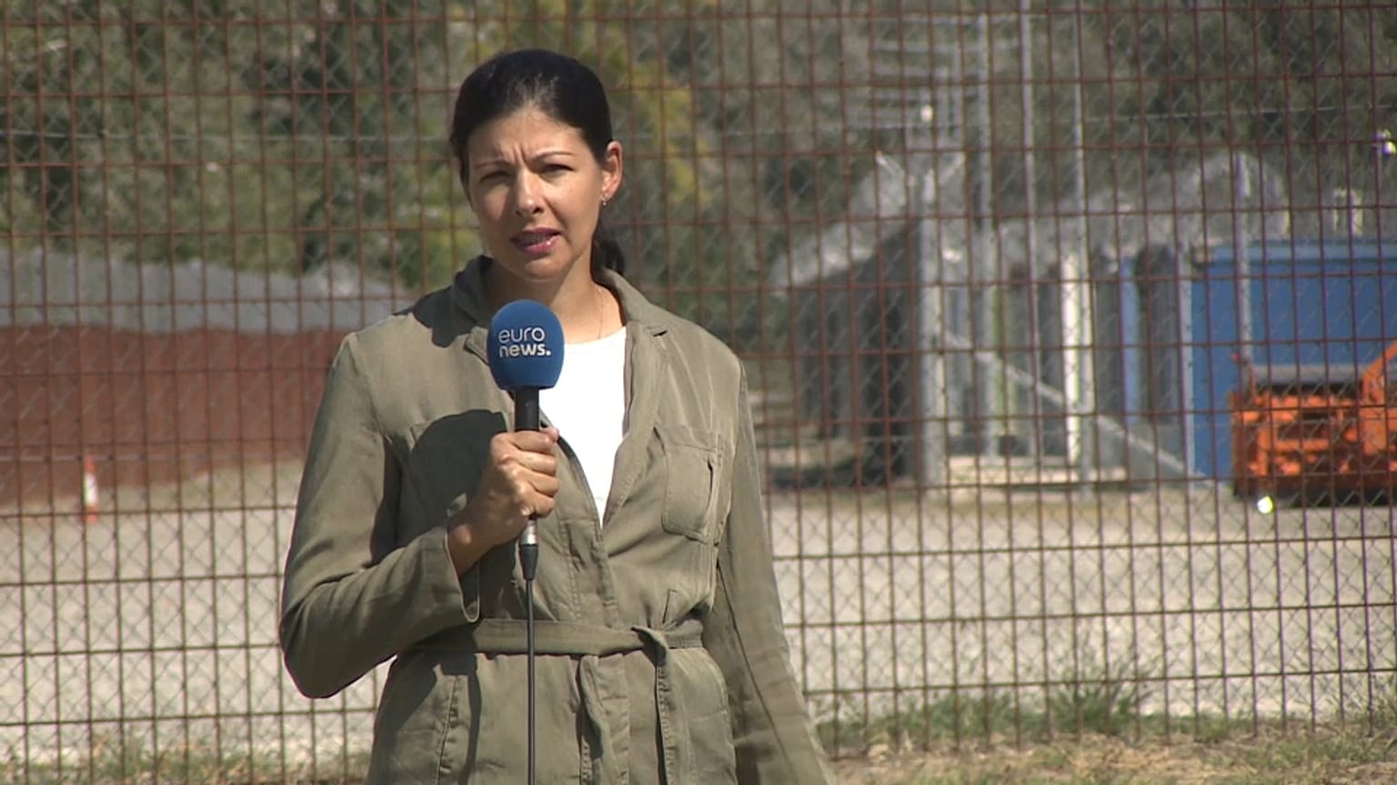 L'inviata al confine tra Ungheria e Serbia: dietro, i container di "accoglienza" per gli afghani. 