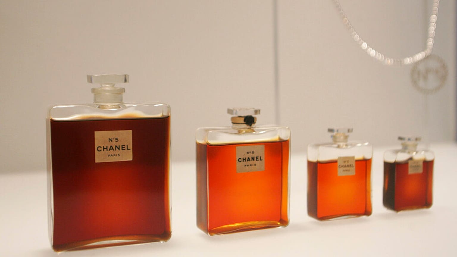 صورة من الارشيف - زجاجات عطر شانيل رقم 5 في معرض معهد متروبوليتان للفنون للأزياء في نيويورك -2005