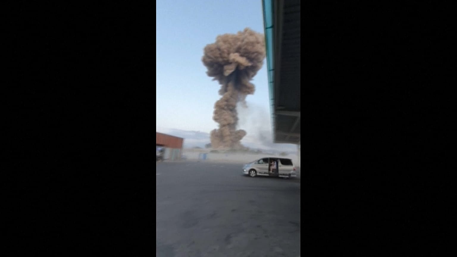 صورة للحظة انفجار المستودع 