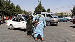مقاتلو طالبان يحرسون محيط مطار كابل. 2021/08/27