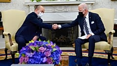  بايدن يصافح رئيس الوزراء الإسرائيلي نفتالي بينيت أثناء لقائهما في المكتب البيضاوي للبيت الأبيض، الجمعة، 27 أغسطس، 2021 