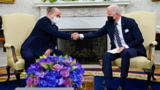  بايدن يصافح رئيس الوزراء الإسرائيلي نفتالي بينيت أثناء لقائهما في المكتب البيضاوي للبيت الأبيض، الجمعة، 27 أغسطس، 2021 