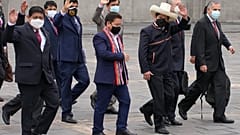 El presidente peruano Pedro Castillo junto al primer ministro Guido Bellido y los miembros de su gabinete en el palacio de gobierno en Lima, Perú, el 26 de agosto de 2021. 