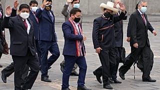 El presidente peruano Pedro Castillo junto al primer ministro Guido Bellido y los miembros de su gabinete en el palacio de gobierno en Lima, Perú, el 26 de agosto de 2021. 