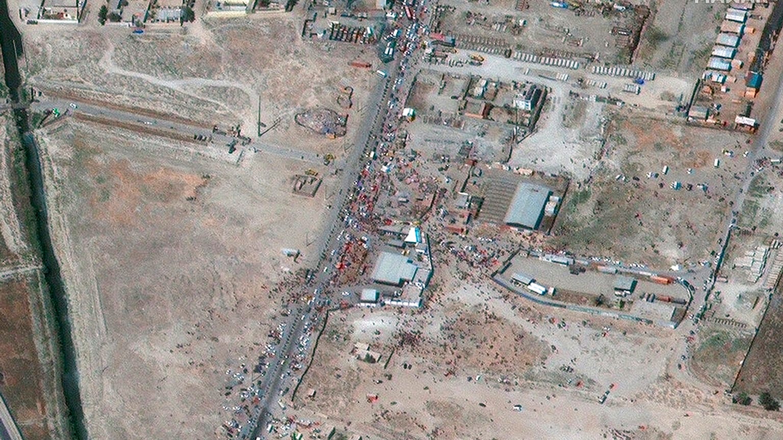 La folla al cancello nord-est dell'aeroporto internazionale Hamid Karzai, a Kabul, in Afghanistan
