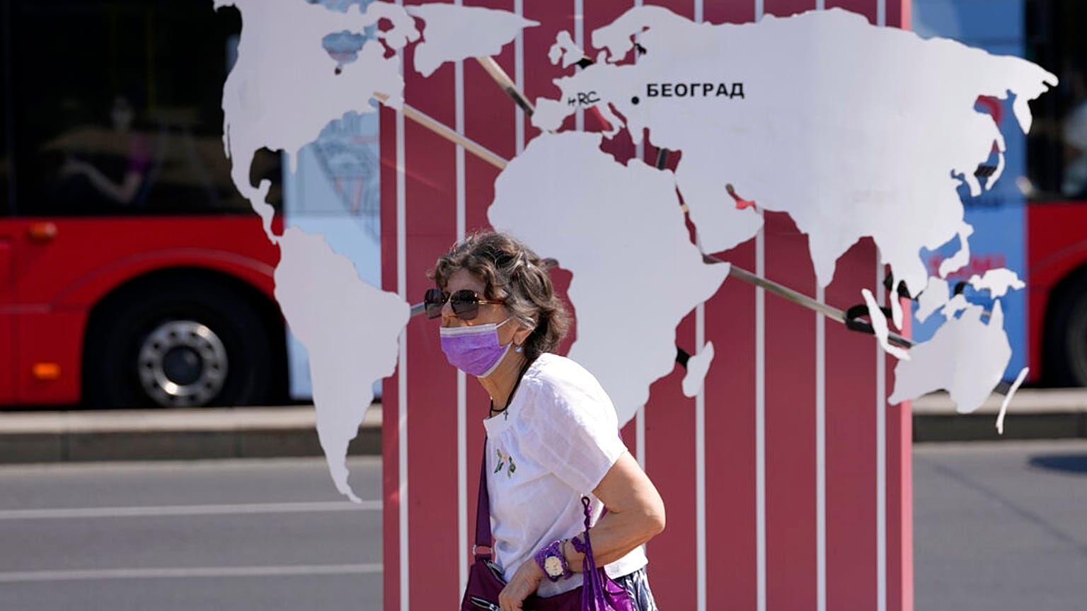 Una mujer con mascarilla pasea por Blegrado, Serbia, el 23 de agosto de 2021