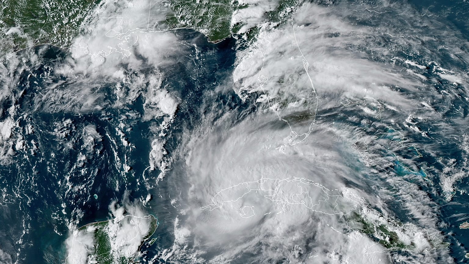 GOES-16 East GeoColor uydusundan çekilen görüntü, Ida Kasırgası'nın Küba'nın batı kıyılarına ulaştığını gösteriyor