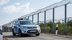 Rendőrautó járőrözik a magyar-szerb határon, Ásotthalomnál 