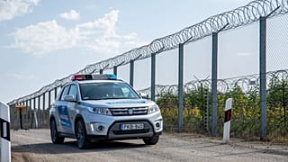 Rendőrautó járőrözik a magyar-szerb határon, Ásotthalomnál 