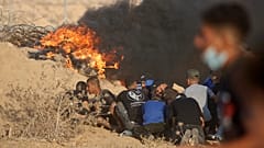 فلسطينيون يتظاهرون عند الحدود بين قطاع غزة وإسرائيل 