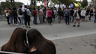 نساء يتجمعن في باريس تعبيرا عن التضامن مع النساء من أفغانستان. 2021/08/28