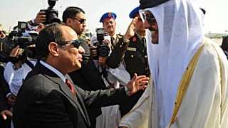 الرئيس المصري عبد الفتاح السيسي يستقبل أمير قطر الشيخ تميم بن حمد آل ثاني لدى وصوله لحضور القمة العربية في شرم الشيخ بجنوب سيناء في مصر، السبت 28 مارس/ آذار 2015.