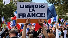 Fransa'da Covid-19 önlemleri protesto edildi