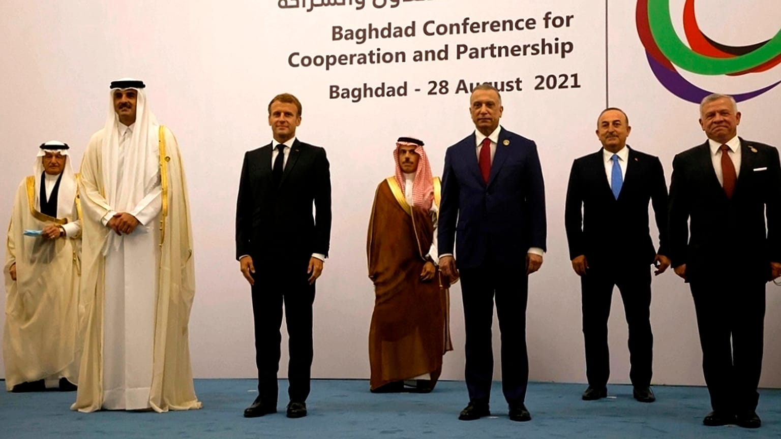 Los principales líderes y representantes de Catar, Arabia Saudí, Francia, Jordania e Irak posan para una foto en la cumbre celebrada en Bagdad. El 28 de agosto de 2021. 