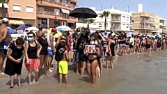 سلسلة بشرية على بحيرة مار مينور في جنوب شرق إسبانيا. 