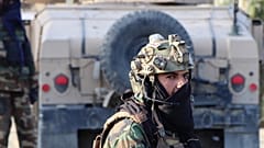 Iszlamista tálib fegyveres a kabuli Hamid Karzai Nemzetközi Repülőtér előtt őrködik